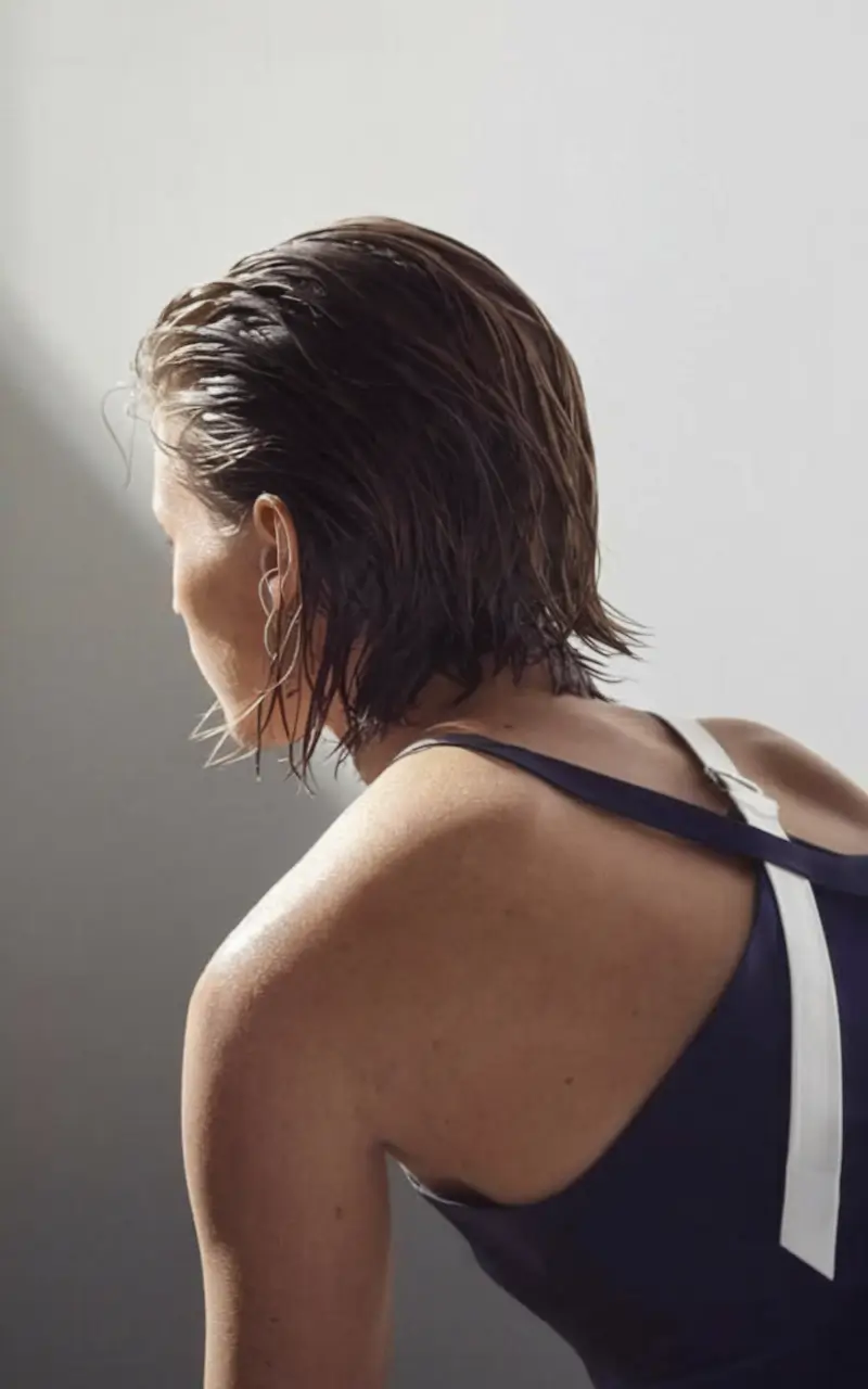 Fresh Swimming Hairstyles for Summer 2025 Wet Texture Slick-Back